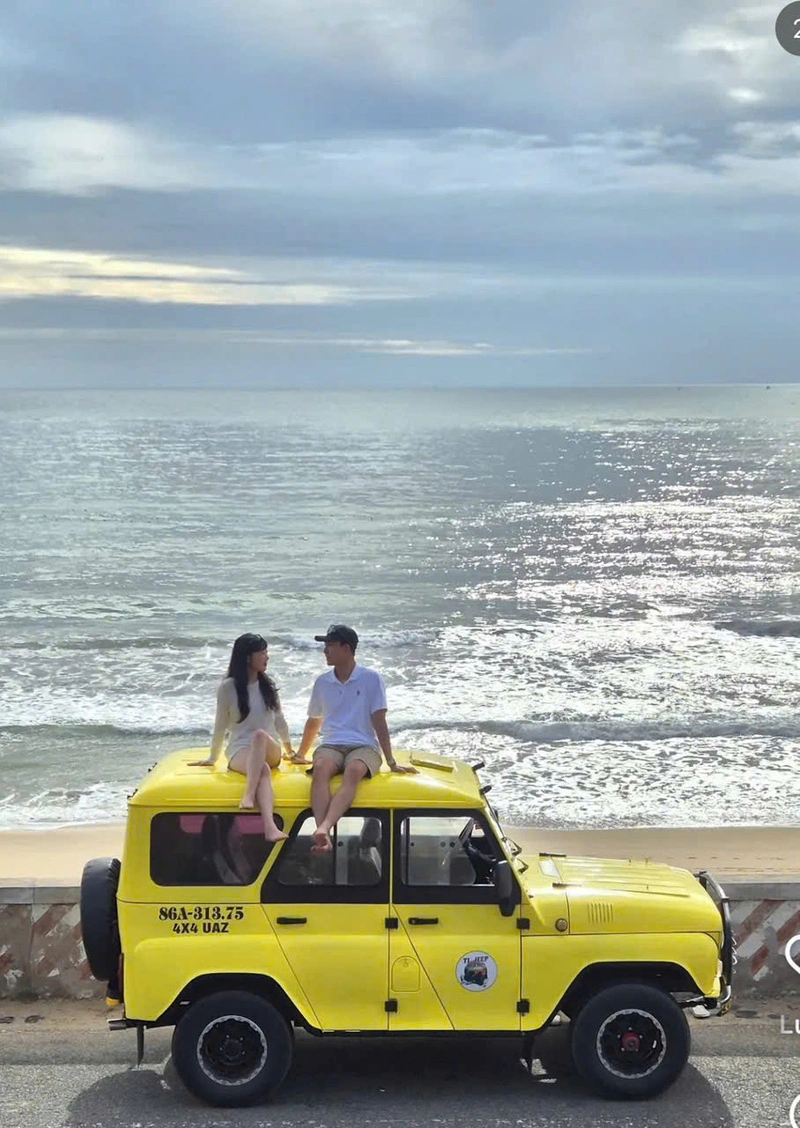 Xe Jeep Vàng